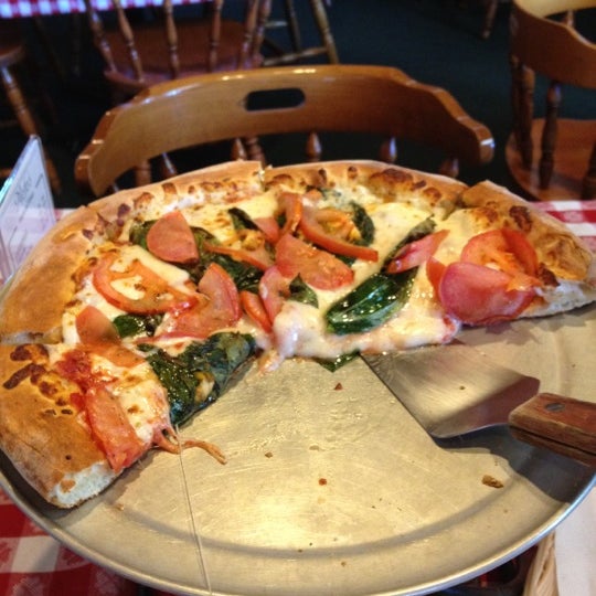รูปภาพถ่ายที่ Mofo&#39;s Pizza &amp; Pasta โดย Rich P. เมื่อ 6/21/2012