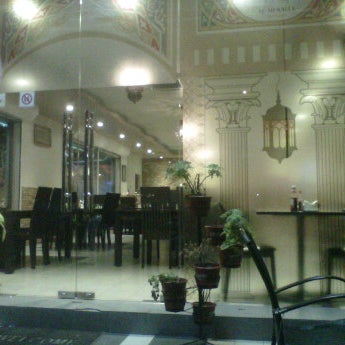 Foto diambil di Al-Mukalla Arabian Restaurant oleh Ismail Z. pada 8/30/2012
