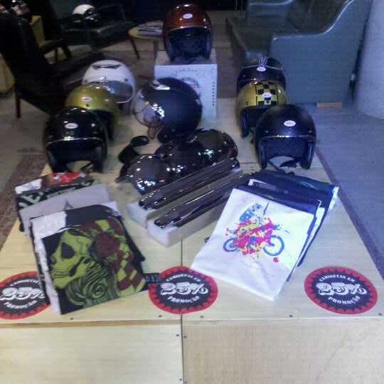 Foto tirada no(a) Machina Helmets And Parts por Flavia A. em 5/26/2012