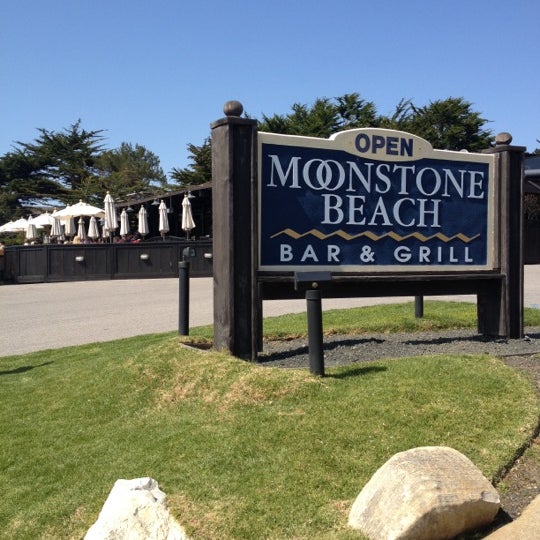 Foto tirada no(a) Moonstone Beach Bar &amp; Grill por The Serving T. em 4/6/2012