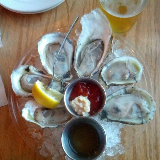 Hank's Oyster Bar Seafood Restaurant in Alexandria