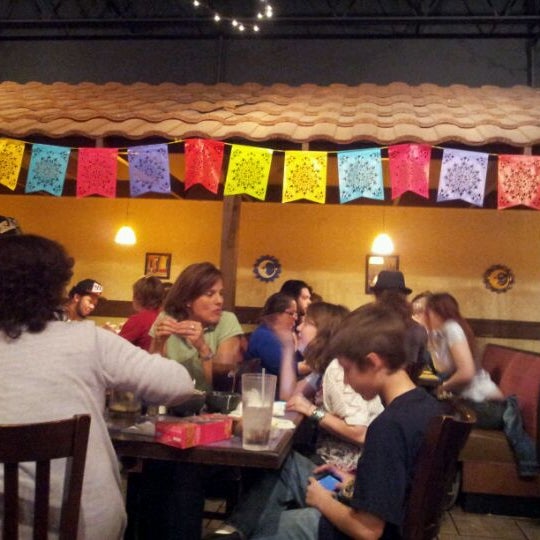 2/24/2012에 John R.님이 Taqueria El Azteca &amp; Taco Truck에서 찍은 사진