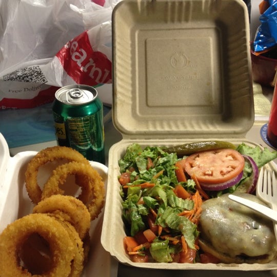 รูปภาพถ่ายที่ Burger Burger โดย Ms Antiguan R. เมื่อ 7/10/2012