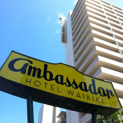 รูปภาพถ่ายที่ Ambassador Hotel Waikiki โดย @MiwaOgletree เมื่อ 8/13/2012