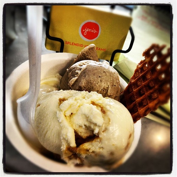 Foto tomada en Jeni&#39;s Splendid Ice Creams  por Christopher G. el 5/29/2012