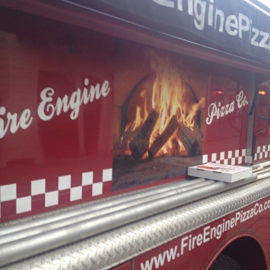 รูปภาพถ่ายที่ Fire Engine Pizza Company โดย Marty M. เมื่อ 5/4/2012