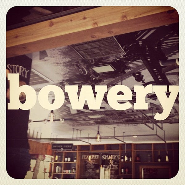 Foto tirada no(a) Bowery Tavern por Jonathan O. em 8/1/2012
