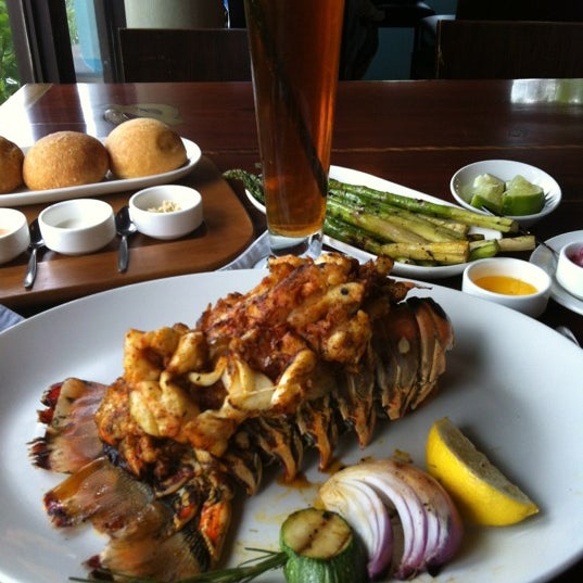 Снимок сделан в Fred&#39;s House American Seafood &amp; Oyster Bar пользователем Jorge R. 4/4/2012