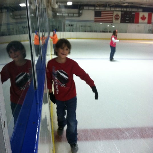 Foto tirada no(a) Clearwater Ice Arena por Jessika M. em 8/11/2012