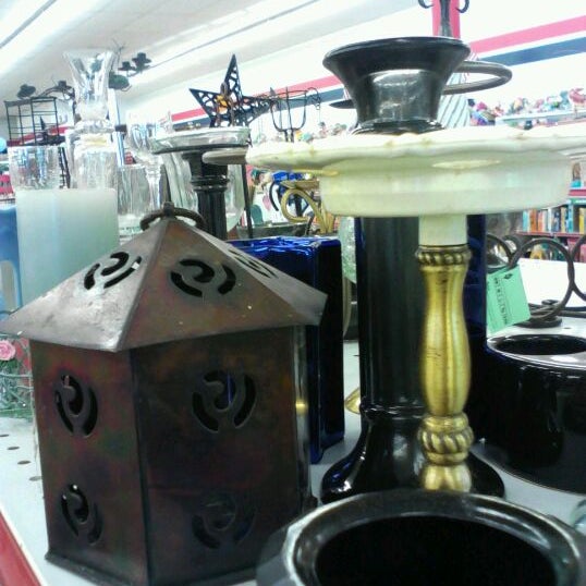 Red Racks Thrift Stores Kansas City에서 빈티지 및 중고품 판매점일