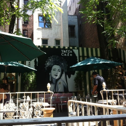 Foto tomada en Yaffa Cafe  por Kaitlyn S. el 5/19/2012