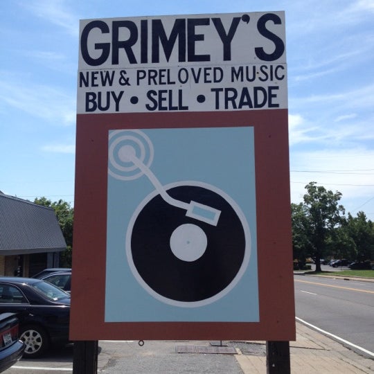 รูปภาพถ่ายที่ Grimey&#39;s New &amp; Preloved Music โดย Alessandra เมื่อ 7/25/2012