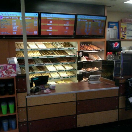 Photo prise au Cafe Donuts &amp; KaleidoScoops Ice Cream par Taha R. le3/4/2012