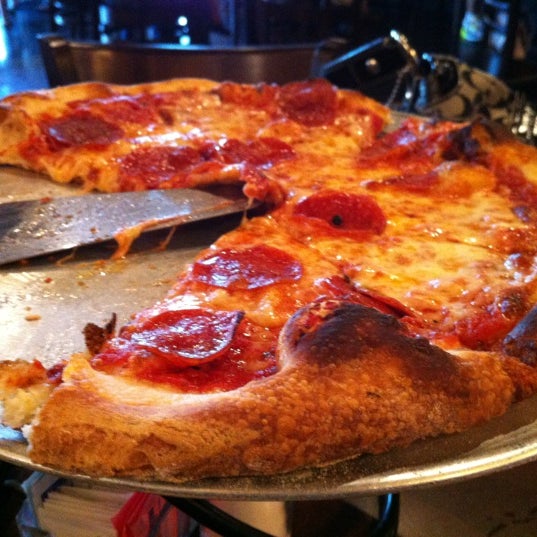 Foto diambil di Russo&#39;s New York Pizzeria oleh Mark C. pada 6/16/2012