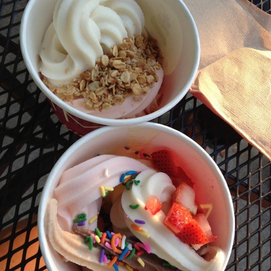 รูปภาพถ่ายที่ Fruttela Frozen Yogurt โดย Krista V. เมื่อ 7/9/2012
