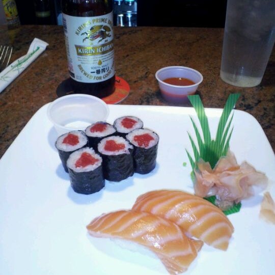 Foto tomada en Kobe Japanese Steakhouse &amp; Sushi Bar  por Rudy B. el 2/25/2012