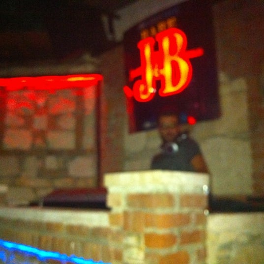 Photo prise au Another Bar par Nistech Nissan Infiniti Oto Servis ve Yedek Parça le8/22/2012