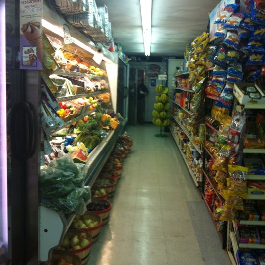 6/23/2012에 gerardo m.님이 Cromer&#39;s Country Market에서 찍은 사진