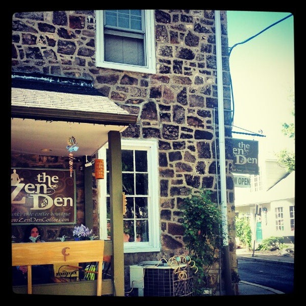 Foto tirada no(a) Zen Den Coffee Shop por Seth G. em 4/17/2012