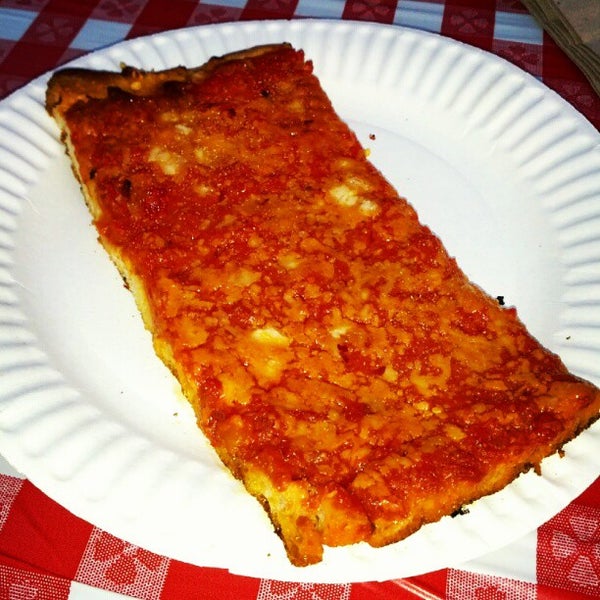 Das Foto wurde bei Valducci&#39;s Pizza and Catering von Indulgent Eats am 6/24/2012 aufgenommen