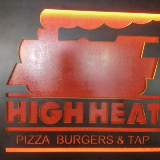 7/29/2012 tarihinde Dan B.ziyaretçi tarafından High Heat Burgers &amp; Tap'de çekilen fotoğraf