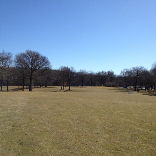 รูปภาพถ่ายที่ South Shore Golf Course โดย John H. เมื่อ 2/26/2012