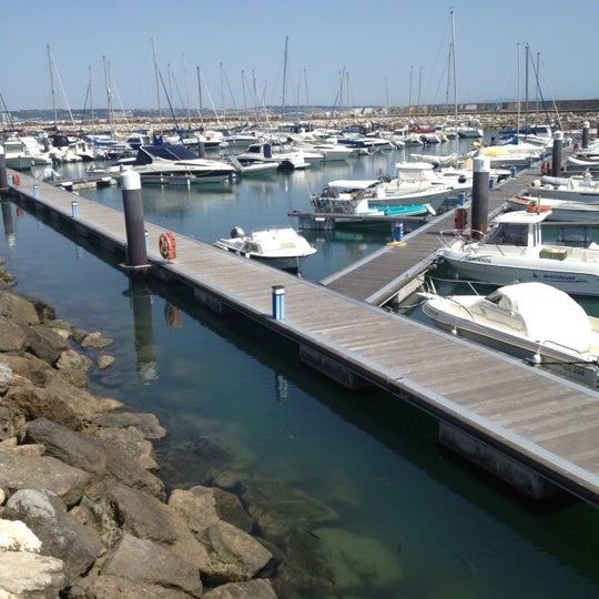 รูปภาพถ่ายที่ Porto de Recreio de Oeiras โดย Rute G. เมื่อ 5/15/2012
