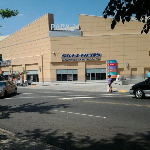 Das Foto wurde bei Bronx Terminal Market von trina g. am 7/8/2012 aufgenommen