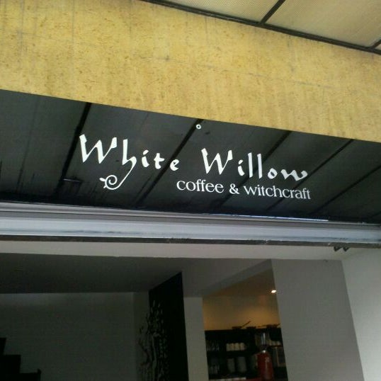 รูปภาพถ่ายที่ White Willow โดย Donfi D. เมื่อ 4/8/2012