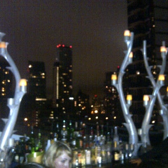 รูปภาพถ่ายที่ XVI Lounge NYC โดย Kiara F. เมื่อ 5/26/2012