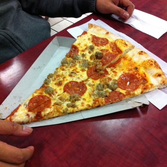 Das Foto wurde bei Big Slice Pizza von @iamBraga am 4/23/2012 aufgenommen