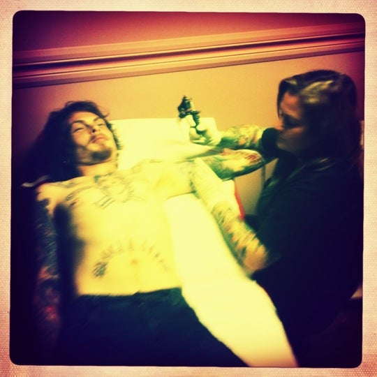 4/20/2012にEXOTICO TATTOO BARCELONAがLTW Tattoo &amp; Piercingで撮った写真