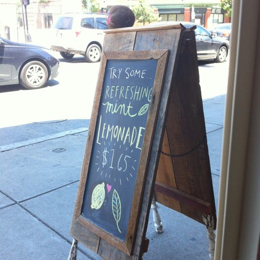 6/30/2012 tarihinde Jessicaziyaretçi tarafından Green T Coffee Shop'de çekilen fotoğraf