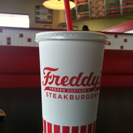 Foto tirada no(a) Freddy&#39;s Frozen Custard por Will A. em 6/10/2012