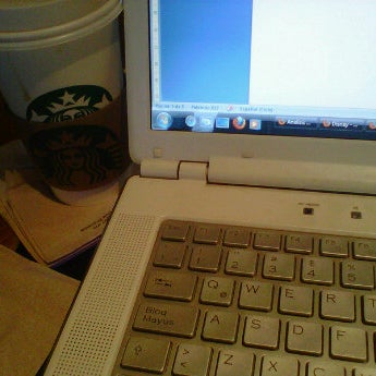 Foto scattata a Starbucks da Jennifer C. il 4/16/2012