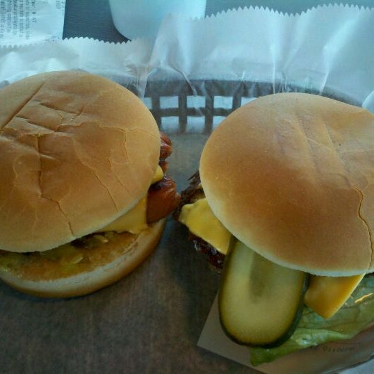 Foto tirada no(a) 96th Street Steakburgers por Ryan D. em 2/27/2012