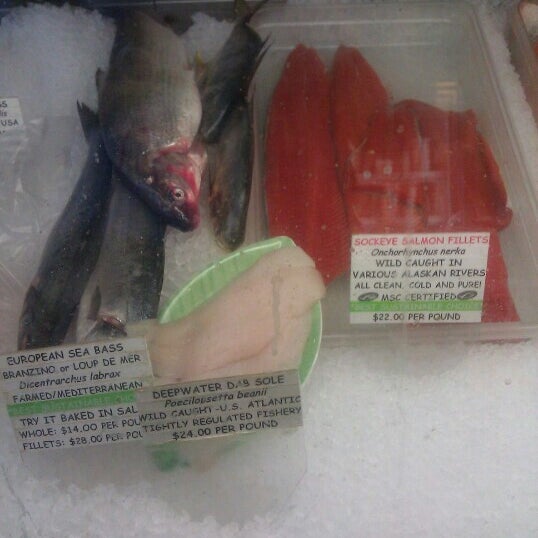 7/12/2012 tarihinde Michael C.ziyaretçi tarafından Dirk&#39;s Fish &amp; Gourmet Shop'de çekilen fotoğraf