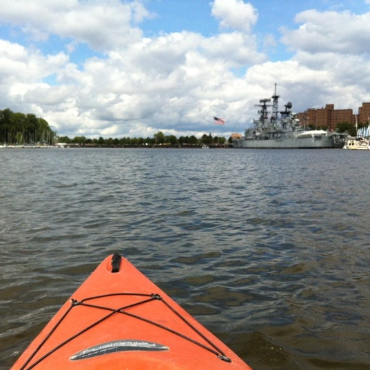 Das Foto wurde bei BFLO Harbor Kayak von Charlie F. am 8/17/2012 aufgenommen