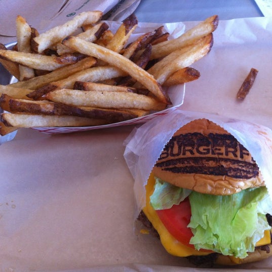 Foto scattata a BurgerFi da Foodporn1 il 9/6/2012