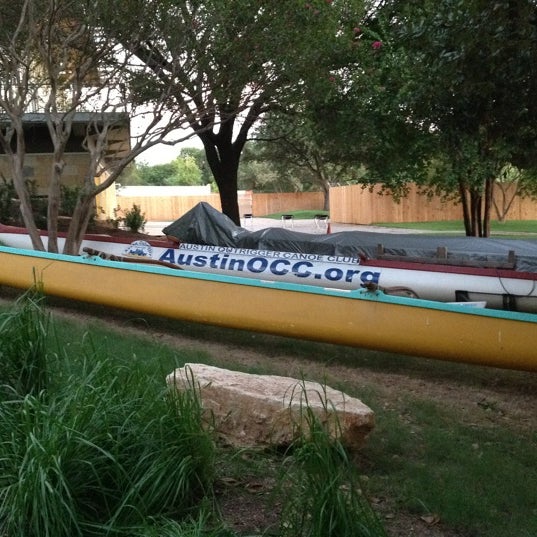 รูปภาพถ่ายที่ Congress Avenue Kayaks โดย Anton เมื่อ 9/5/2012