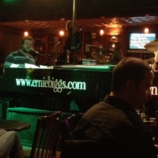 Das Foto wurde bei Ernie Biggs Chicago Style Dueling Piano Bar von Kaitlin N. am 2/18/2012 aufgenommen