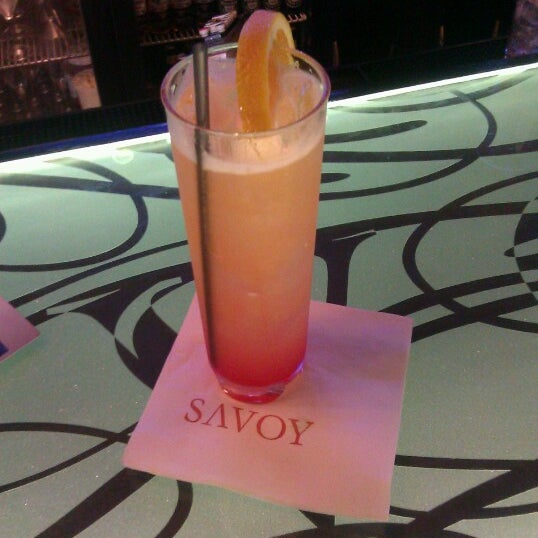 Снимок сделан в Savoy Restaurant пользователем Damaris S. 7/28/2012
