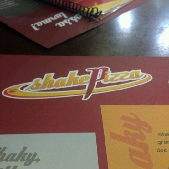 Foto tirada no(a) Shake Pizza por Ricardo P. em 7/3/2012