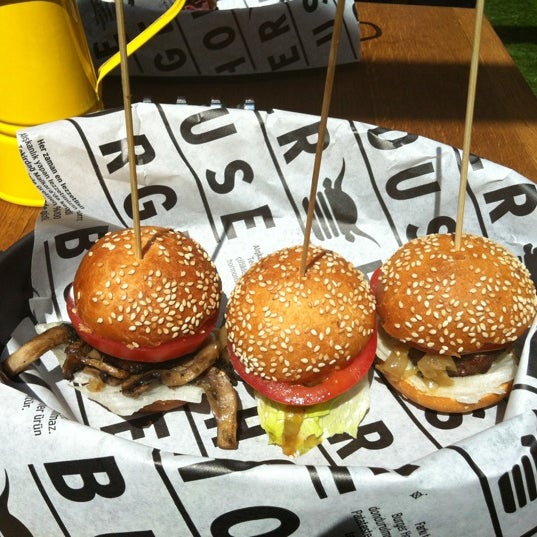 รูปภาพถ่ายที่ Burger House Handmade Burger โดย Xx เมื่อ 4/13/2012