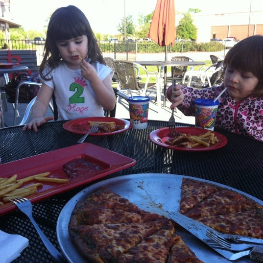 Foto tirada no(a) Centercourt Pizza &amp; Brew por Crissy N. em 3/22/2012