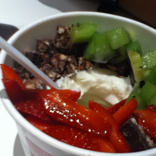 Das Foto wurde bei Mieleyo Premium Frozen Yogurt von Idayu am 7/3/2012 aufgenommen