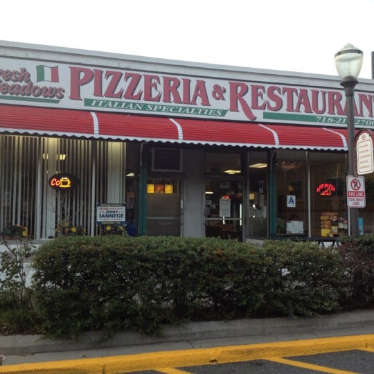 Foto scattata a Fresh Meadows Pizzeria and Restaurant da Martin M. il 9/13/2012