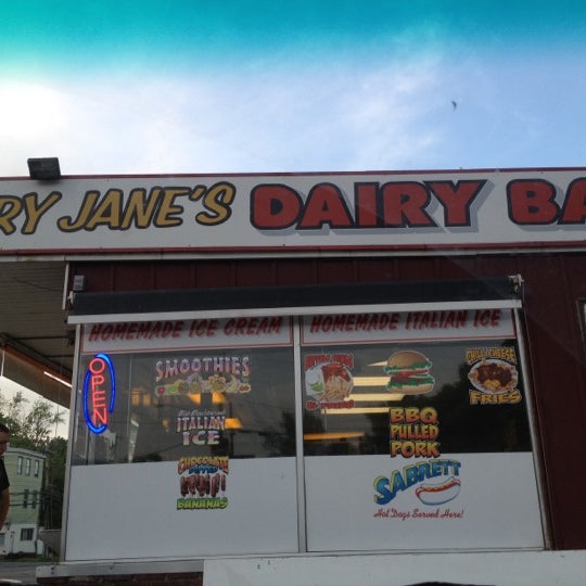 รูปภาพถ่ายที่ Mary Jane&#39;s Dairy Bar โดย Denise M. เมื่อ 5/23/2012