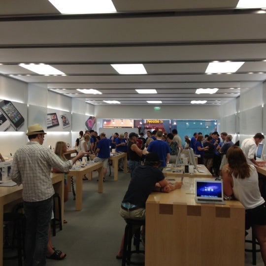 Apple Woodland Electronics Store in Grand Rapids