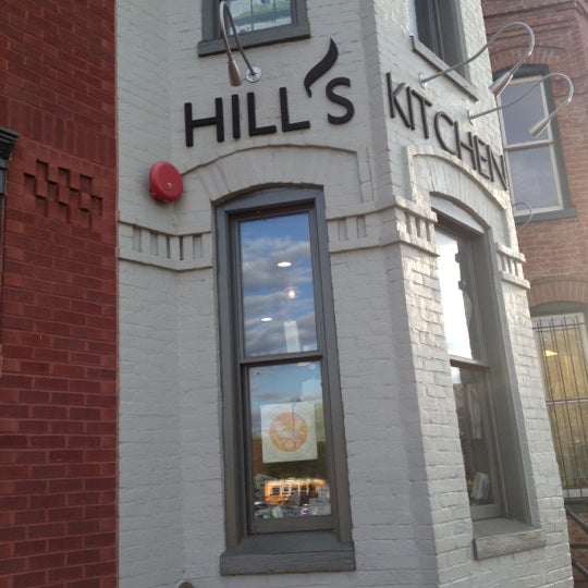 Foto tomada en Hill&#39;s Kitchen  por Otis M. el 4/12/2012